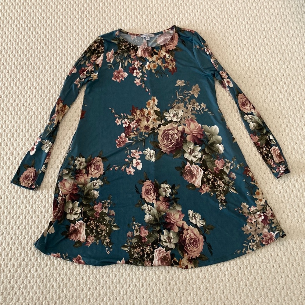 Log sleeved floral dress.